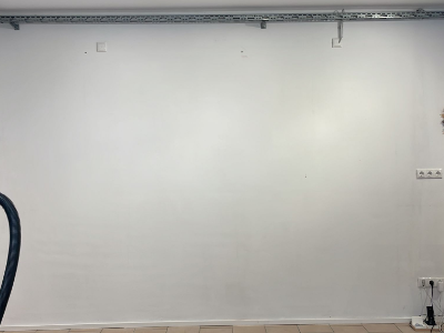 Leere weiße Wand einer Polsterwerkstatt in Iphofen.
