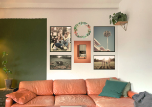Wohnzimmerwand mit harmonischen Bildern gut zusammen kombiniert.